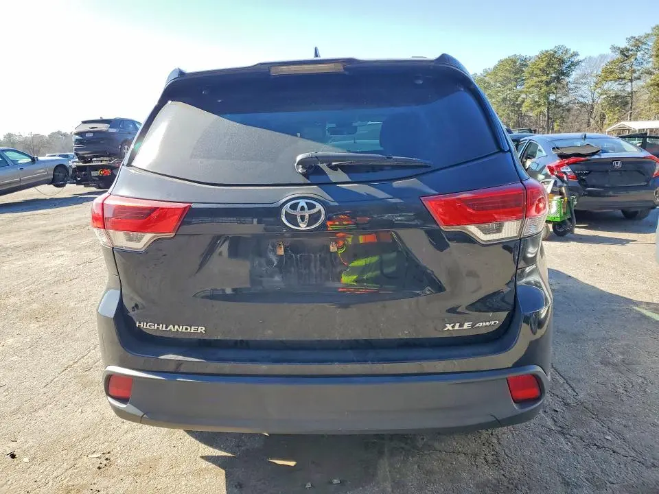 2019 TOYOTA HIGHLANDER SE  