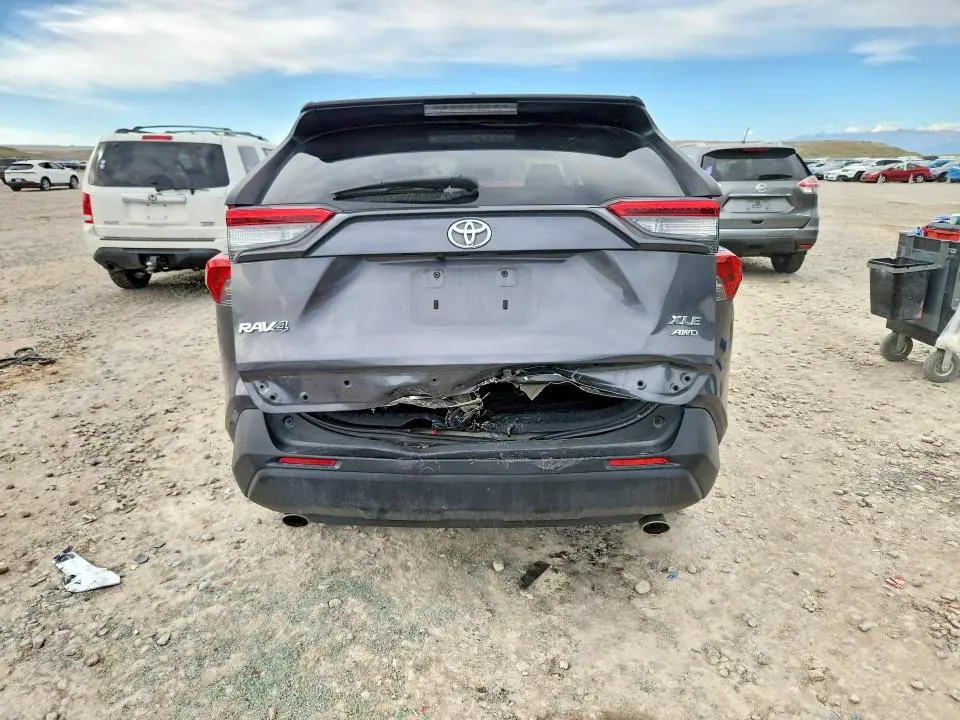 2021 TOYOTA RAV4 XLE  