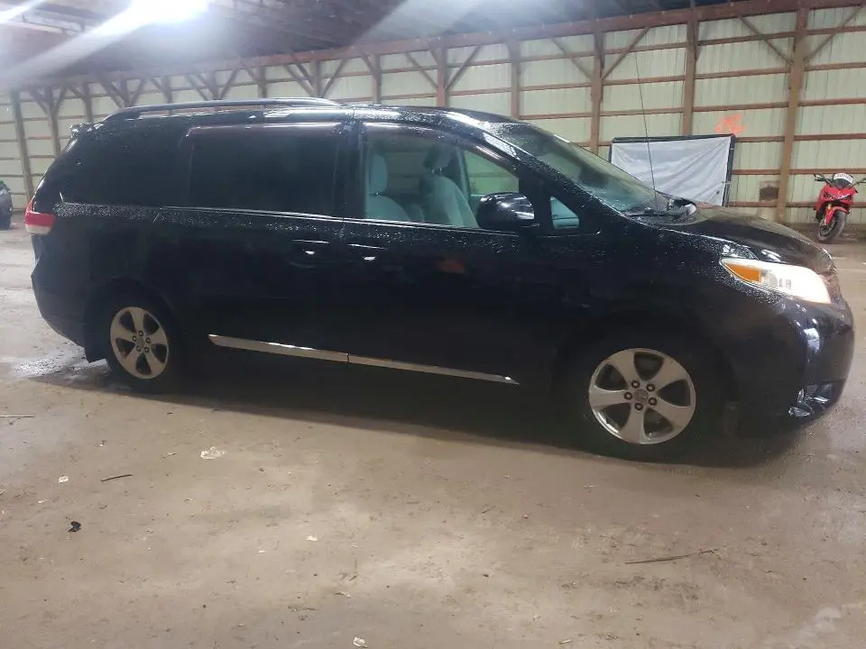2011 TOYOTA SIENNA   