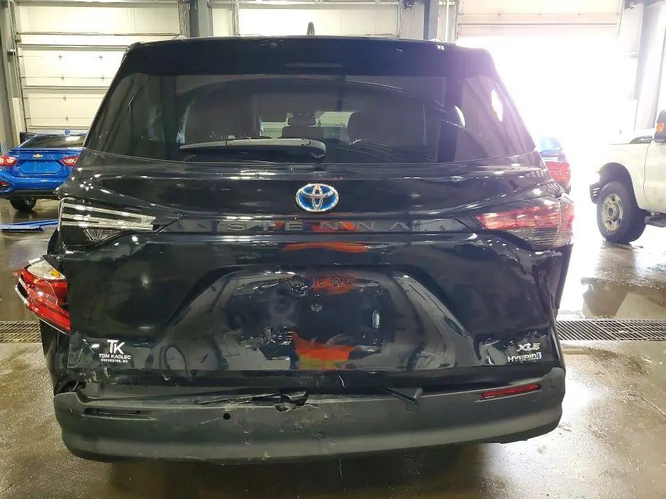 2022 TOYOTA SIENNA XLE  