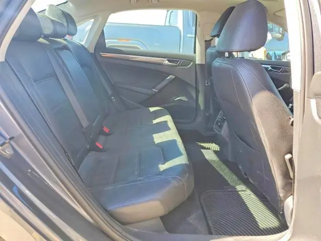 2017 VOLKSWAGEN PASSAT SE  