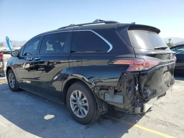 2021 TOYOTA SIENNA XLE  