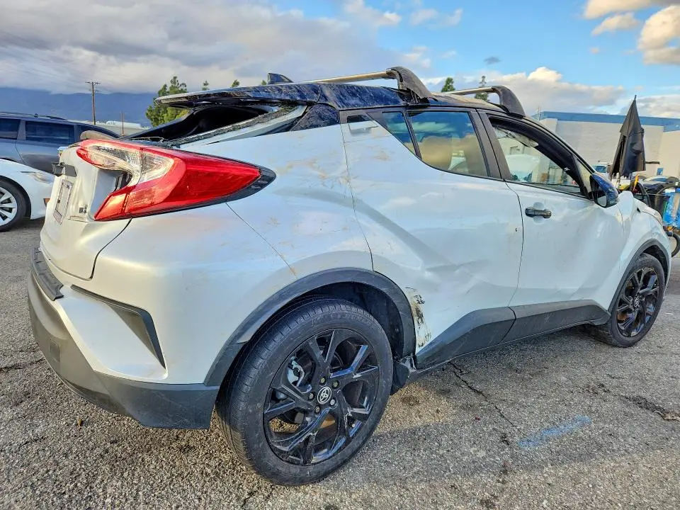 2022 TOYOTA C-HR XLE  