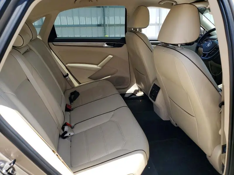 2016 VOLKSWAGEN PASSAT SE  