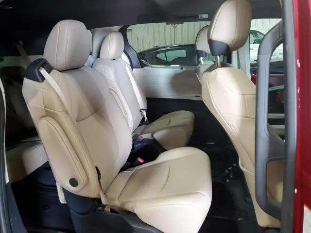 2022 TOYOTA SIENNA XLE  
