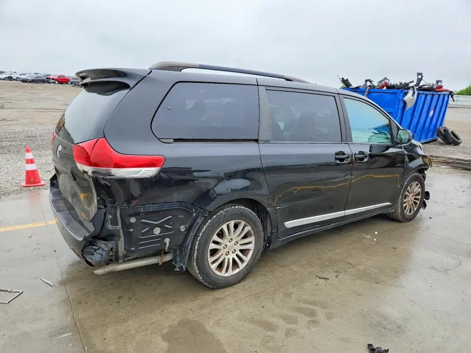 2013 TOYOTA SIENNA XLE 8-PASSENGER  
