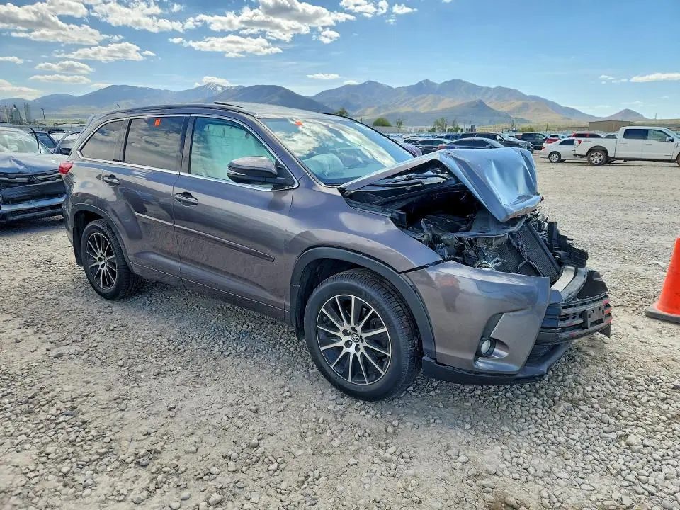 2017 TOYOTA HIGHLANDER SE  