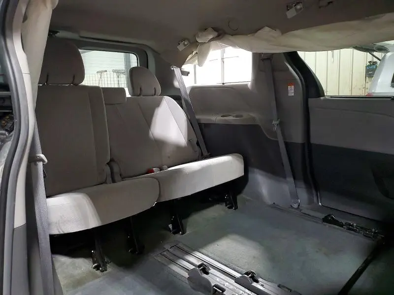 2016 TOYOTA SIENNA LE  