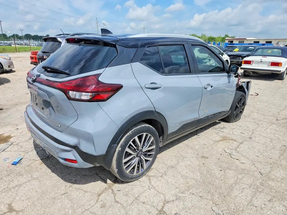 2024 NISSAN KICKS SV  