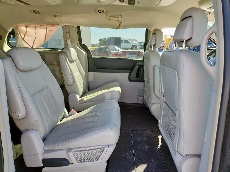 2010 CHRYSLER TOWN & COUNTRY TOURING PLUS  