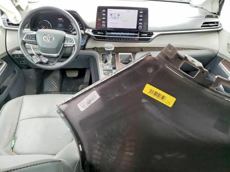 2021 TOYOTA SIENNA XLE  
