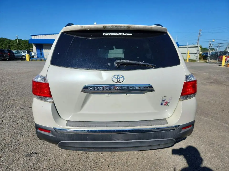 2011 TOYOTA HIGHLANDER SE  