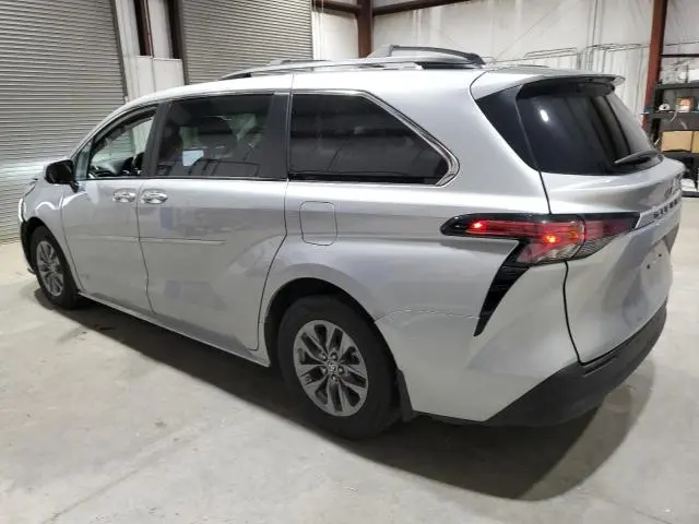 2021 TOYOTA SIENNA XLE  
