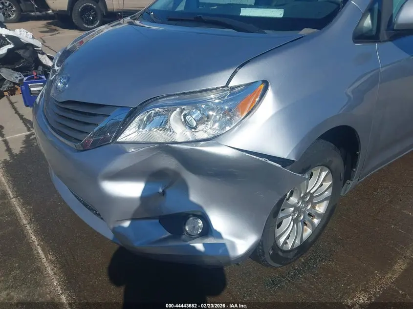 2013 TOYOTA SIENNA XLE V6 8 PASSENGER