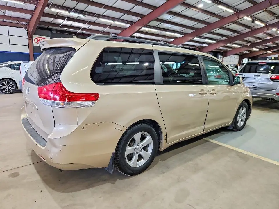 2013 TOYOTA SIENNA LE  