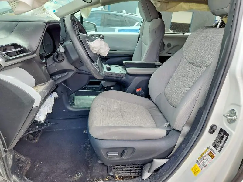 2025 TOYOTA SIENNA LE  