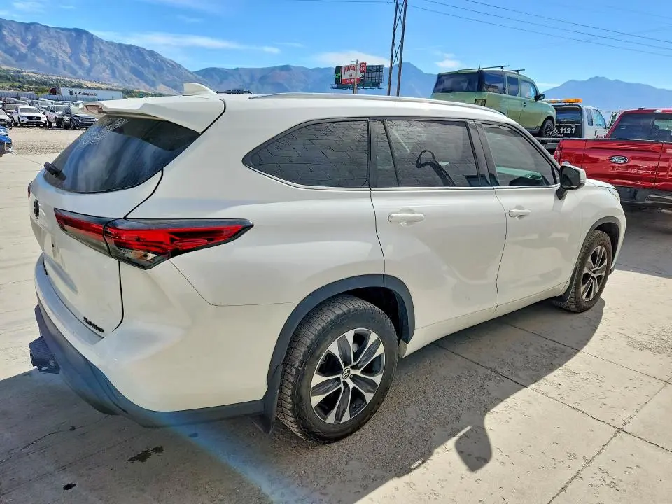 2021 TOYOTA HIGHLANDER XLE  