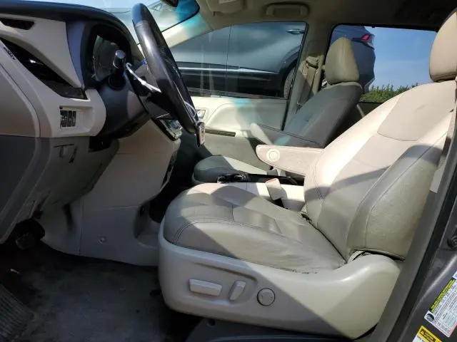 2017 TOYOTA SIENNA XLE  