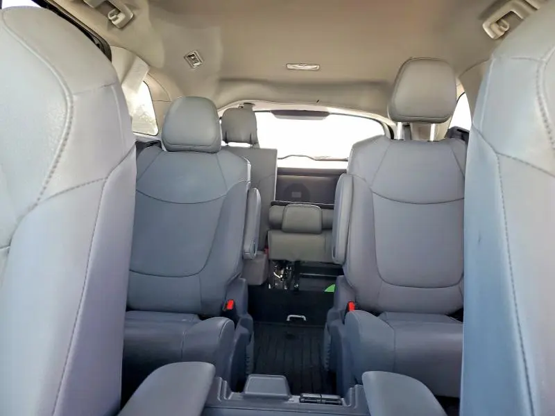2021 TOYOTA SIENNA XLE  