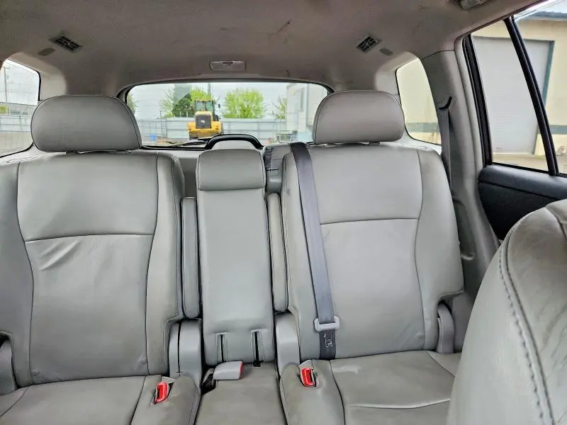 2011 TOYOTA HIGHLANDER SE  