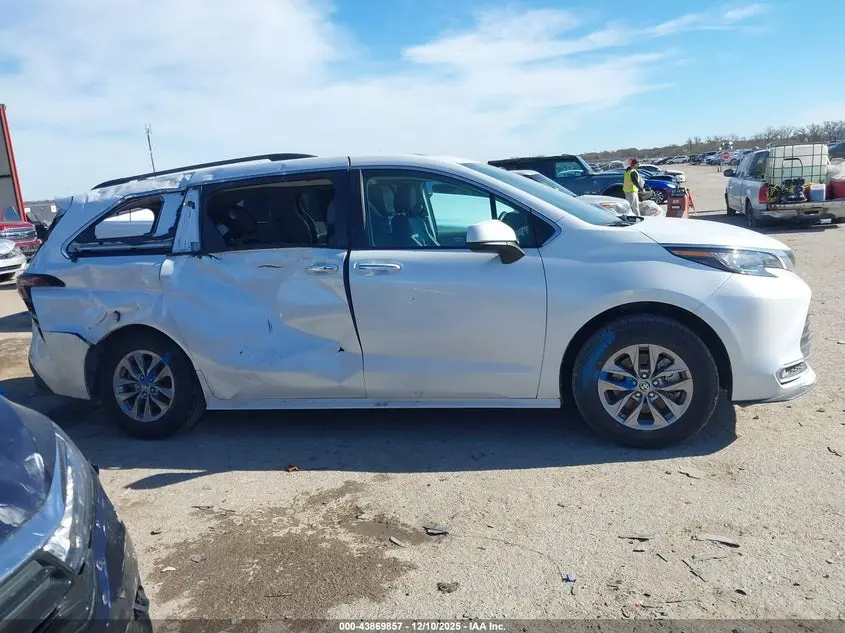 2023 TOYOTA SIENNA XLE