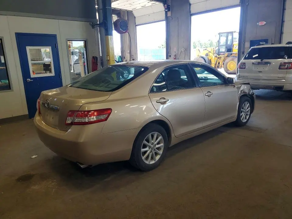 2011 TOYOTA CAMRY XLE  