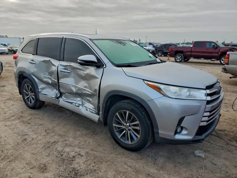 2017 TOYOTA HIGHLANDER SE  