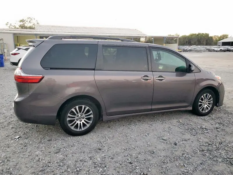 2020 TOYOTA SIENNA XLE  