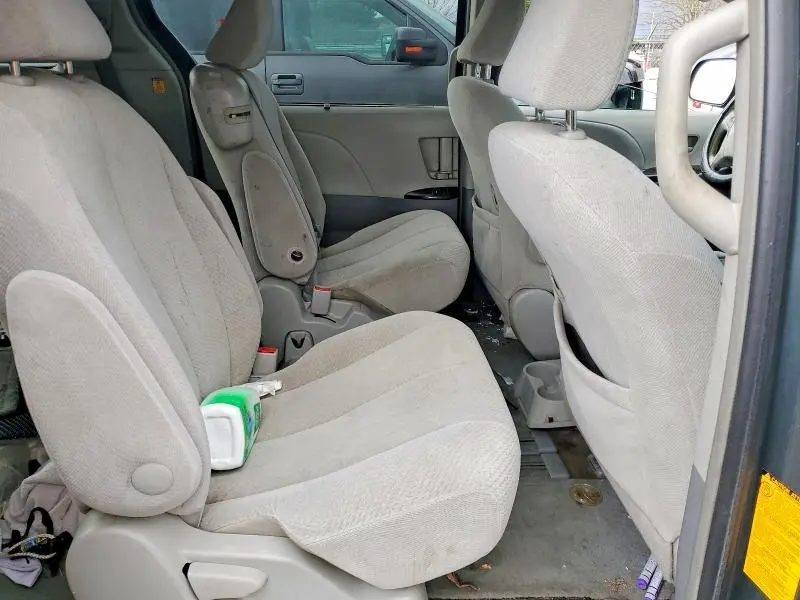 2013 TOYOTA SIENNA LE 8-PASSENGER  