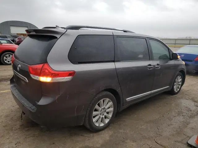 2013 TOYOTA SIENNA XLE  
