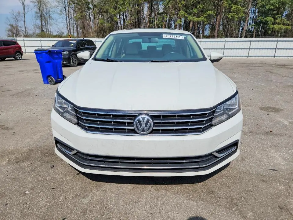 2018 VOLKSWAGEN PASSAT SE  