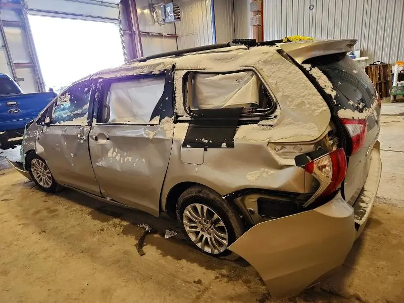 2017 TOYOTA SIENNA XLE  