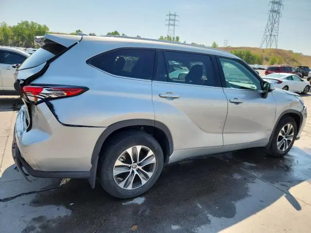 2022 TOYOTA HIGHLANDER XLE  
