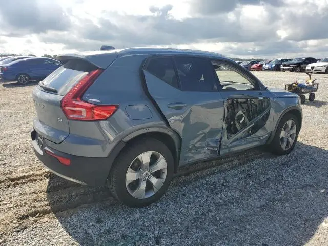 2022 VOLVO XC40 T4 MOMENTUM  