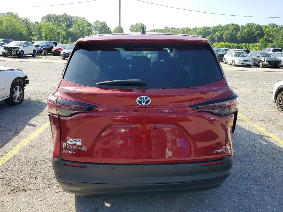 2025 TOYOTA SIENNA XLE 8-PASSENGER  