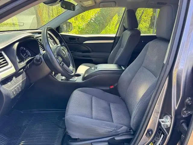 2017 TOYOTA HIGHLANDER LE  