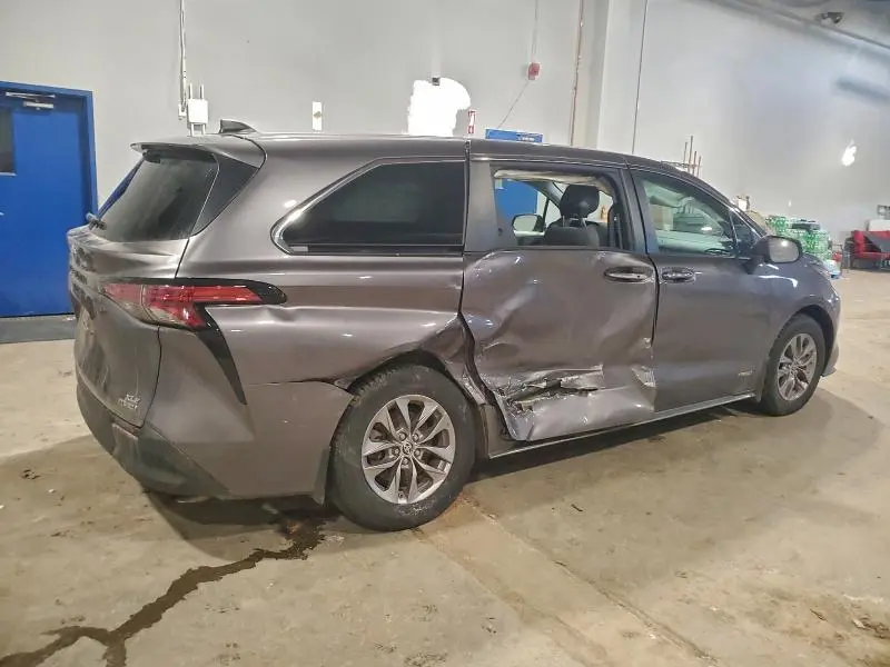 2021 TOYOTA SIENNA LE  