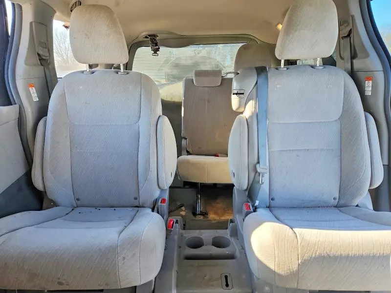 2015 TOYOTA SIENNA LE  