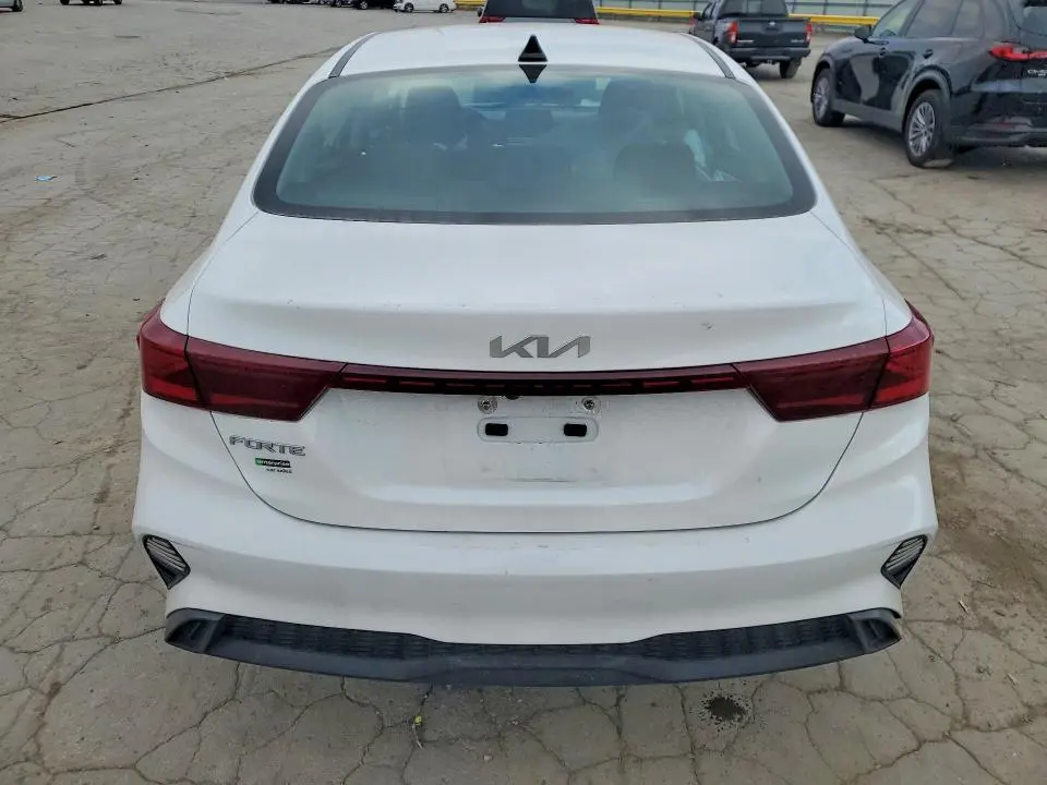 2023 KIA FORTE LXS  
