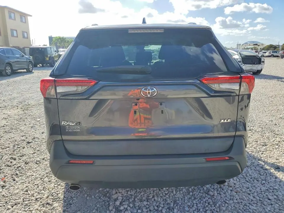 2021 TOYOTA RAV4 XLE  