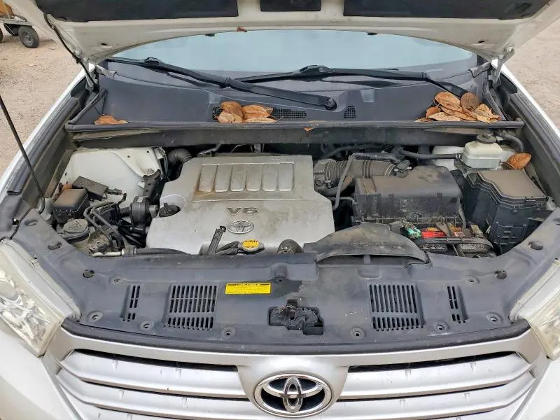 2011 TOYOTA HIGHLANDER SE  