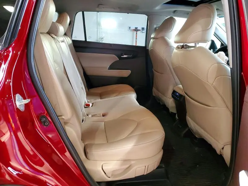 2021 TOYOTA HIGHLANDER XLE  