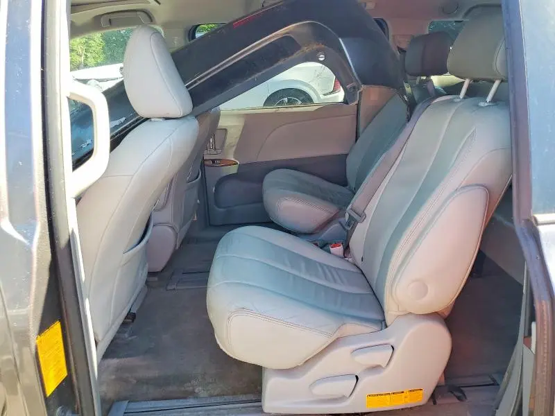 2014 TOYOTA SIENNA XLE 8-PASSENGER  