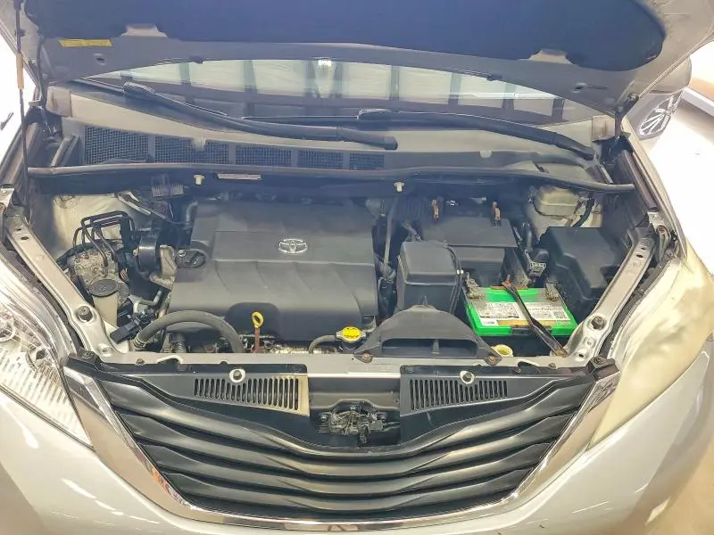 2014 TOYOTA SIENNA LE  