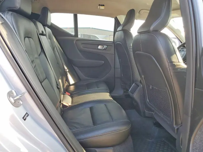2022 VOLVO XC40 T4 MOMENTUM  