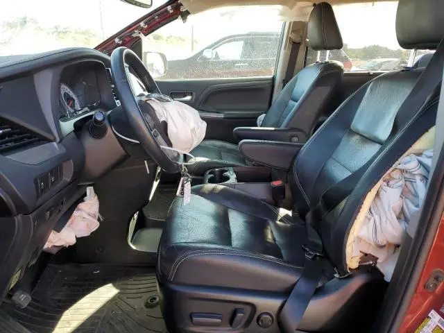 2017 TOYOTA SIENNA SE  