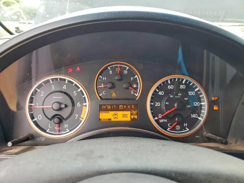 2010 NISSAN TITAN SE  