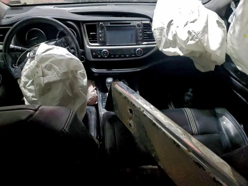 2017 TOYOTA HIGHLANDER SE  