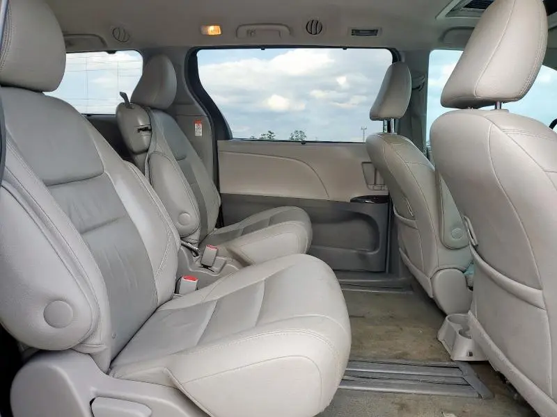 2016 TOYOTA SIENNA XLE  