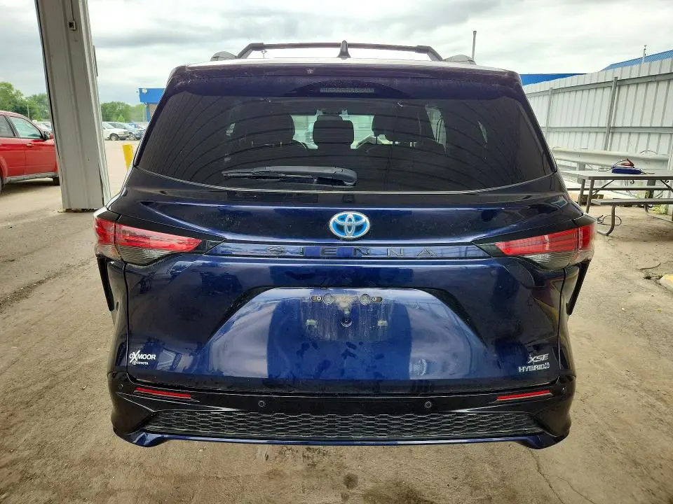 2021 TOYOTA SIENNA XSE  
